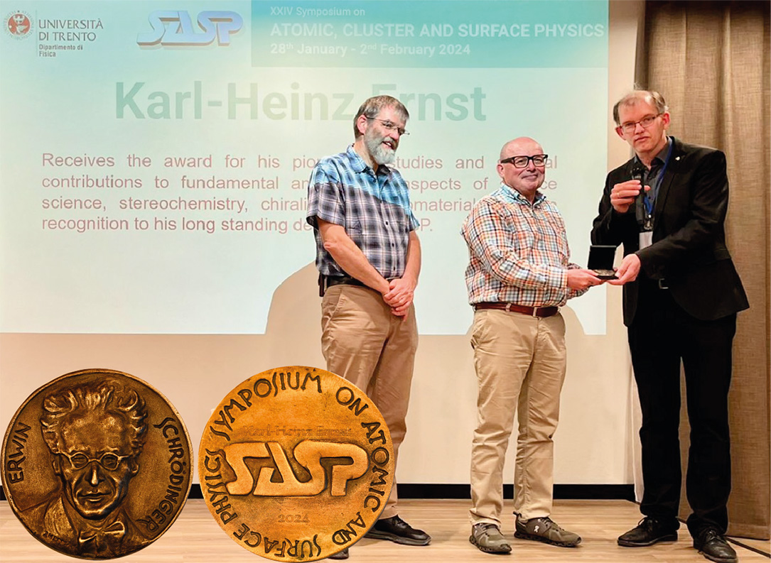 Karl-Heinz Ernst receiving the Erwin Schrödinger Gold Medal from SAPS