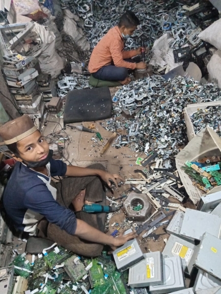 Dismantling-HDDs_web.jpg