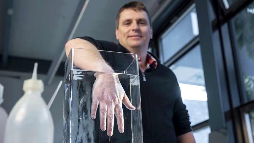 EQ76-Malfait-stopper-hand.jpg