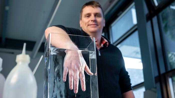 EQ76-Malfait-stopper-hand.jpg