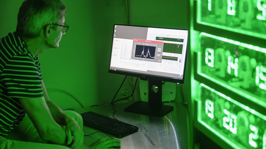 EQ77-Portrait-Dominik-Brunner-Monitor-870.jpg