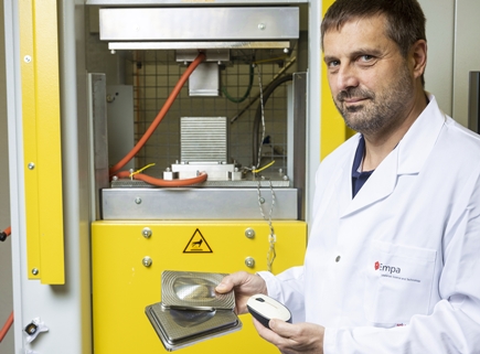 At 150 tons of pressure, the cellulose fibers are first dewatered and then consolidated in a second operation. Thomas Geiger in front of his special press.