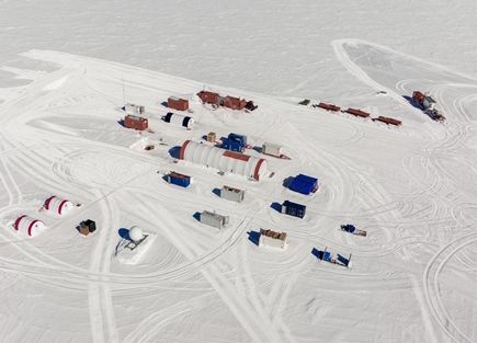 Eiskernanalytik_1_Camp_%C2%A9PNRA_IPEV-para.jpg
