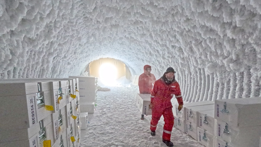 Eiskernanalytik_4_Transport_%C2%A9PNRAIPEV.jpg