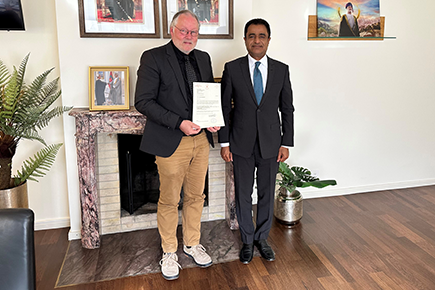 Switzerland and Oman are pulling together: The Omani Ambassador to Switzerland, H.E. Mahmood Al Hassani (right), presents Empa researcher Christian Bach (left) with a Letter of Interest for cooperation in the reFuel.ch project. Image: Empa