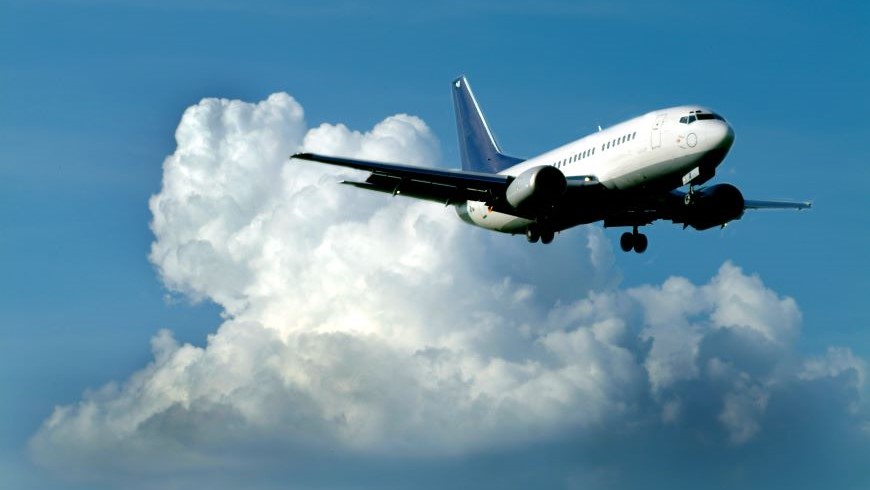 Flugzeug_Anflug_AdobeStock_3992315_stopper.jpg